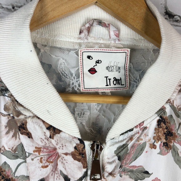 SOLD ⭐️Cream Floral Jacket in 1x⭐️ - Picture 5 of 8